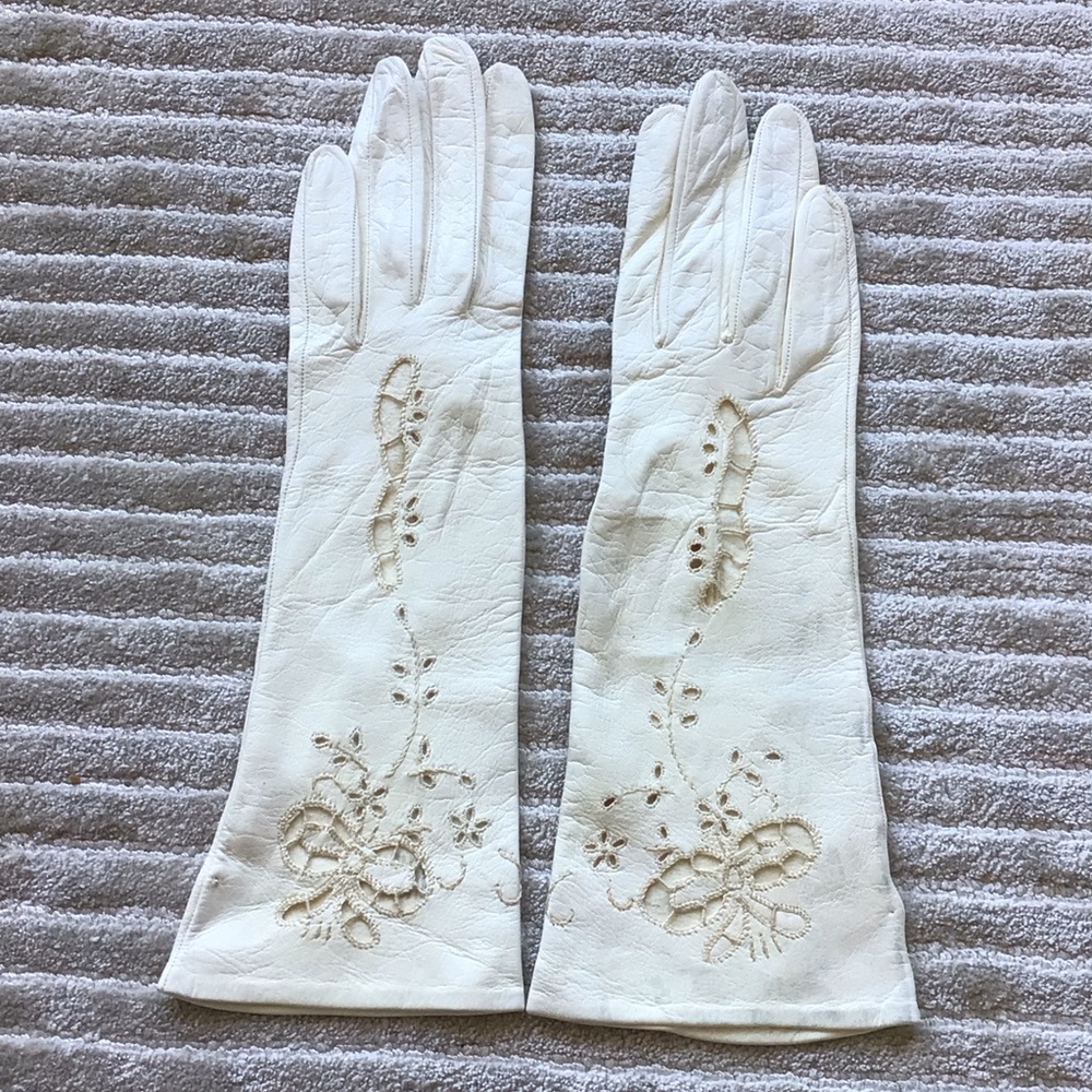 1960s Vintage Lavabile Elegant White Embroidered Gloves